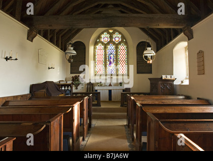 Das Innere der Wiggonholt-Kirche blickt auf das East Window, Pulborough, West Sussex, Großbritannien Stockfoto