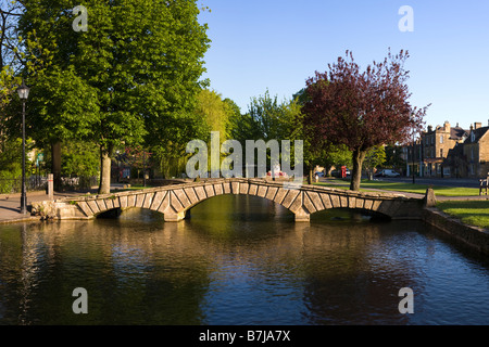 Am frühen Morgen auf dem River Windrush fließt durch die Cotswold Dorf Bourton auf dem Wasser, Gloucestershire Stockfoto