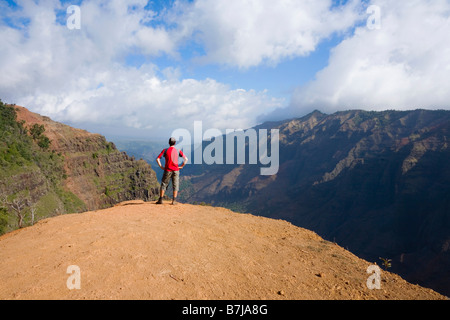 Walker, die Aussicht auf Waimea Canyon Waimea Canyon State Park Kaua ' i Hawaii USA Stockfoto