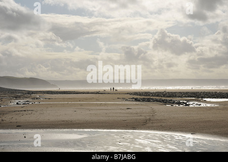 Hund-Wanderer genießen einen flotten Spaziergang am Strand von Northam / Westward Ho! in Nord-Devon England UK Stockfoto