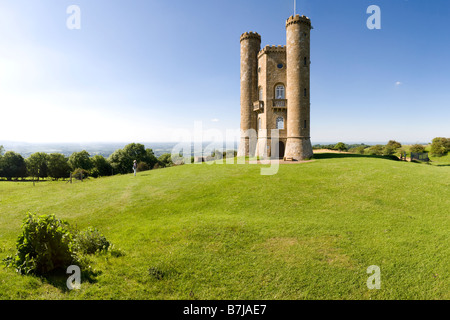 Der Broadway Tower befindet sich 1024 m hoch am Cotswold Sap am Broadway Hill, Worcestershire, Großbritannien Stockfoto