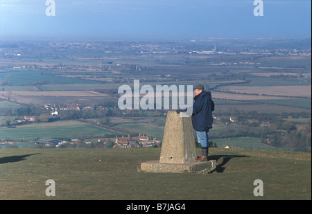 Menschen auf dem Gipfel des Ivinghoe Beacon Beginn und Ende der Ridgeway national trail Stockfoto