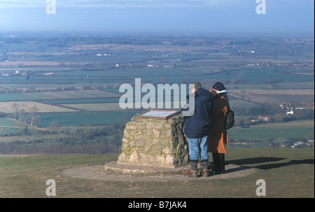 Menschen auf dem Gipfel des Ivinghoe Beacon Beginn und Ende der Ridgeway national trail Stockfoto