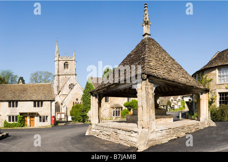 Die Cotswold Dorf von Castle Combe, Wiltshire - Panorama-Version dieses Bildes gibt es unter B0KRRC Stockfoto