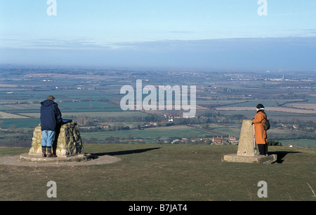 Menschen auf dem Gipfel des Ivinghoe Beacon Beginn und Ende der Ridgeway national trail Stockfoto