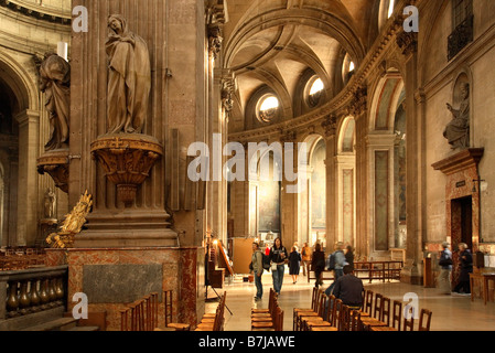 PARIS-INTERIEUR DER KIRCHE SAINT-SULPICE Stockfoto