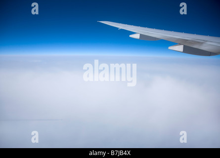 Flugzeugflügel über den Wolken mit Schatten des Flugzeugs und Dampf Spur sichtbar auf Wolke Hawaii USA Stockfoto