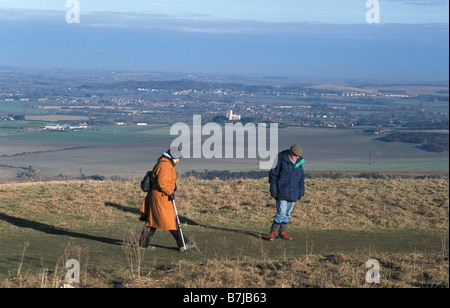 Menschen auf dem Gipfel des Ivinghoe Beacon Beginn und Ende der Ridgeway national trail Stockfoto