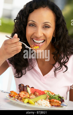 Applying Frau Dining Al Fresco Stockfoto