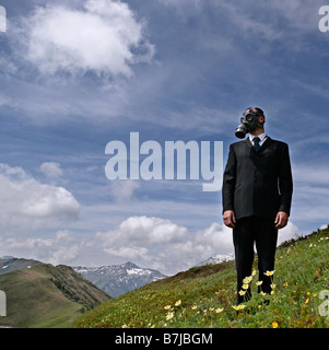 Mann mit einer Gasmaske und entsprechen in der Natur Stockfoto