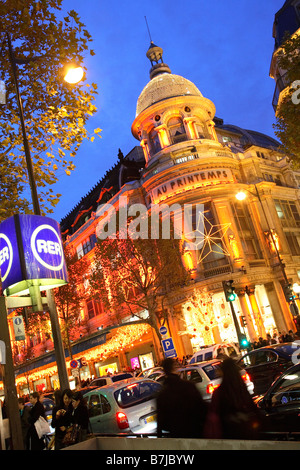 PARIS FRANKREICH KAUFHAUS PRINTEMPS ON BOULEVARD HAUSSMANN IN DER NACHT WEIHNACHTEN Stockfoto