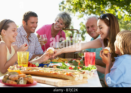 Familie, Essen im freien Stockfoto