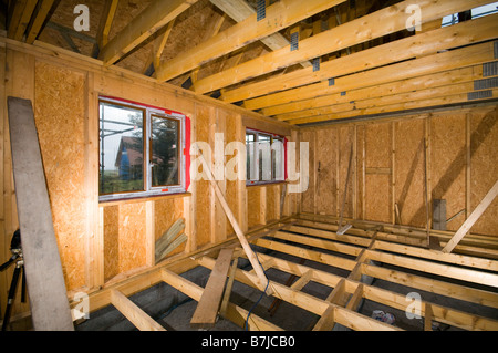 Innenraum eines gerahmten Holzhauses im Bau in Dorf von Mey, Caithness, Schottland, Großbritannien Stockfoto