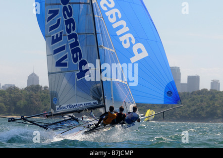 18ft Skiff Rennen in Sydney Hafen Australien Boot Panasonic Stockfoto