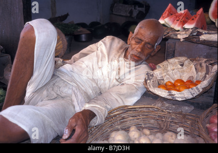 Ladenbesitzer schlafen im Monsun Hitzewelle Varanasi Uttar Pradesh, Indien Stockfoto