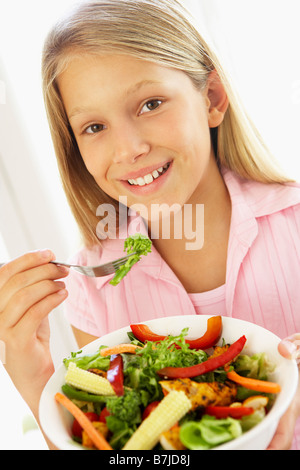 Junges Mädchen essen frischen Salat Stockfoto