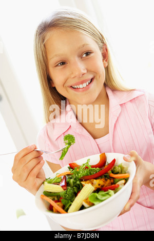 Junges Mädchen essen frischen Salat Stockfoto