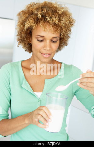 Mitte Erwachsene Frau mit Nahrungsergänzungsmitteln Stockfoto