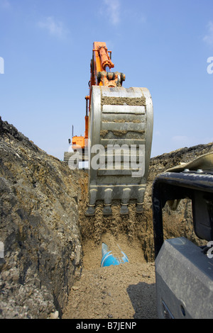 Bagger im Bereich des Drainagerohr mit Erde füllen; Kanada, Ontario, Hamilton (Kompostierung Facility) Stockfoto