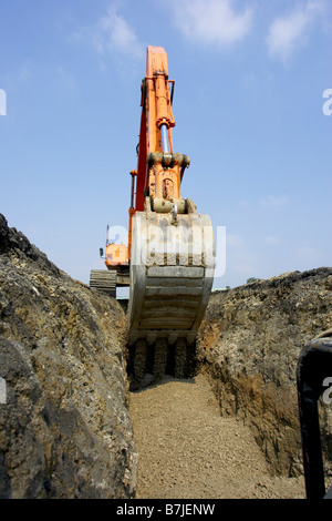 Bagger im Bereich des Drainagerohr mit Erde füllen; Kanada, Ontario, Hamilton (Kompostierung Facility) Stockfoto