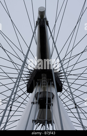 Der zentrale Teil des London Eye mit den Speichen strahlenförmig nach außen Stockfoto