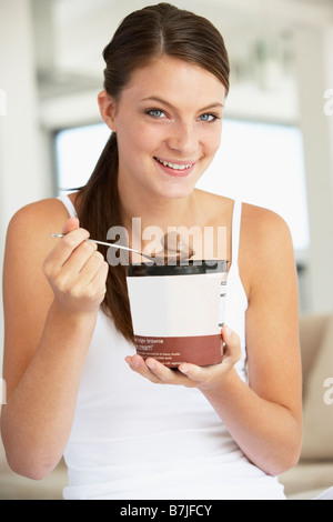Junge Frau Schokolade Eis essen Stockfoto
