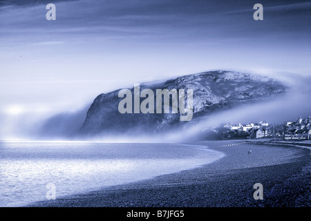 ungewöhnlichen Wettermuster Meer Nebel umhüllt den little Orme Llandudno Conwy Nord wales Großbritannien Europa Stockfoto