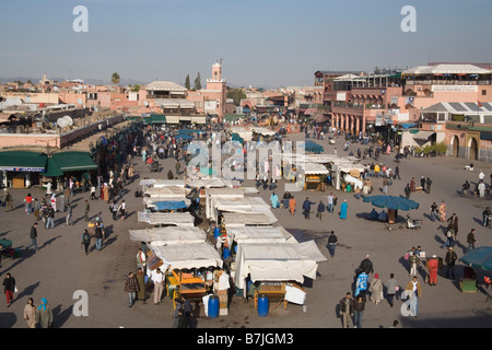 Marrakesch Marokko Nordafrika Dezember Blick hinunter auf das bunte Treiben der Jemaa el Fna wie die Sonne untergeht Stockfoto