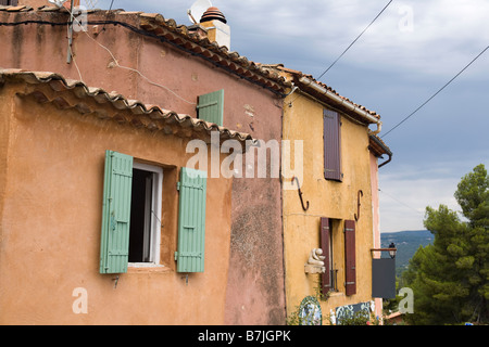 Französische Dorf Roussillon mit Details auf Ocker gefärbt Häuser, Luberon, Frankreich Stockfoto