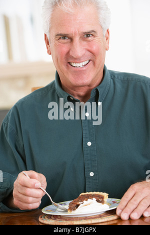 Ältere Menschen essen Schokolade Kuchen Stockfoto