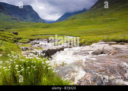 Der Fluss Coe fließt durch den Pass von Glencoe vor dem Abstieg in Glen Coe in Glencoe, Highland, Schottland Stockfoto