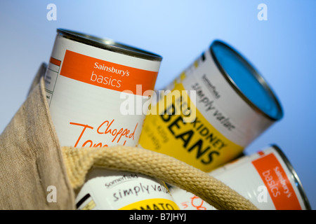 Dosen von Somerfield einfach Wert und Sainsburys Grundlagen Wirtschaft Bereich verzinnt Essen in einer braunen hessische Einkaufstasche Stockfoto