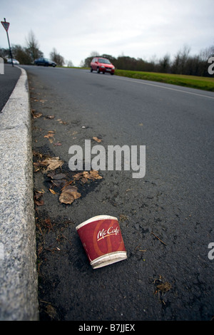 Ausrangierte McDonalds McCafe Kaffee Tasse im Phoenix Park Dublin Stockfoto