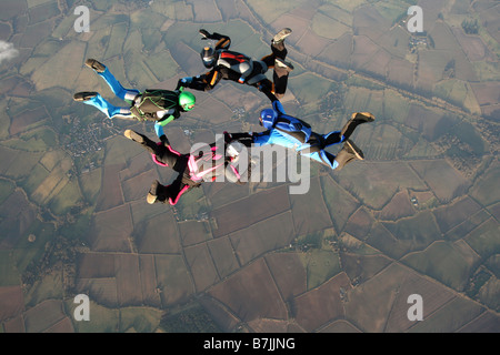 Vier Fallschirmspringer im freien Fall Stockfoto