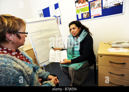 Ein Ratgeber NHS berät ein Patient über Erbkrankheiten Bradford, West Yorkshire Stockfoto