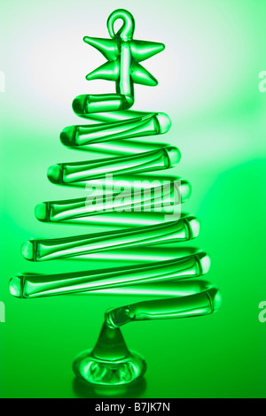 Baum-geformte Weihnachtsdekoration vor grünem Hintergrund Stockfoto
