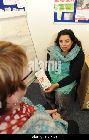 Ein Ratgeber NHS berät ein Patient über Erbkrankheiten Bradford, West Yorkshire Stockfoto