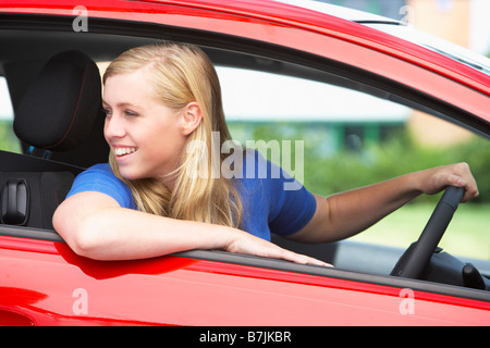 Teenager-Mädchen sitzen im Auto Stockfoto