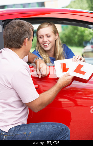 Teenager-Mädchen erhalten ihre Lerner-Platten Stockfoto