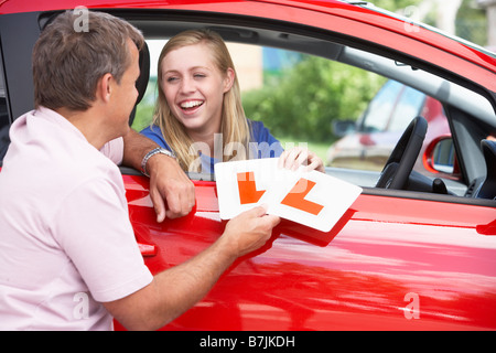 Teenager-Mädchen erhalten ihre Lerner-Platten Stockfoto