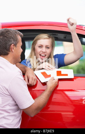 Teenager-Mädchen erhalten ihre Lerner-Platten Stockfoto