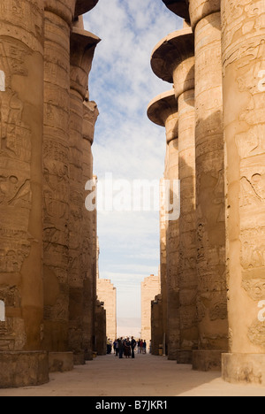 Tempel von Karnak, Luxor, Ägypten. Die große Säulenhalle im Tempel des Amun-Re Stockfoto