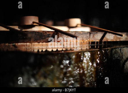 Temizuya - Wasser gefüllten Becken von Shinto Diener zur zeremoniellen Reinigung verwendet. Stockfoto