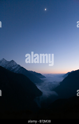 Malerischen Sonnenuntergang über Dudhkoshi Tal des Flusses in der Nähe von Namche Bazar in Sagarmatha National Park Khumbu Region Nepal Stockfoto