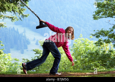 Ein 11 Jahres altes Mädchen zieht eine ZIP-Wire Schaukel während Ihres Urlaubs in der Schweiz Stockfoto