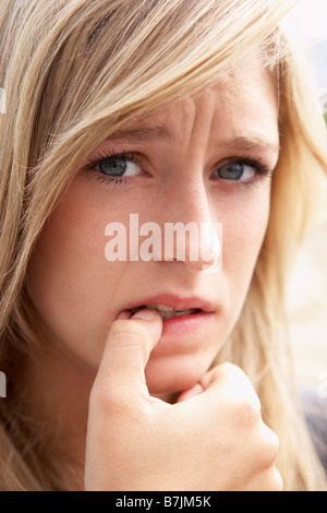 Porträt eines Mädchens Beißen Nägel Stockfoto