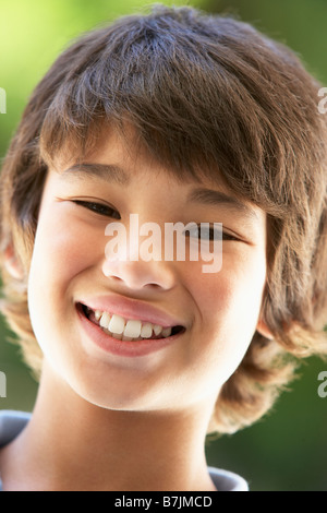 Porträt eines jungen lächelnd Stockfoto