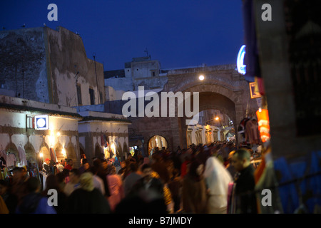 eine Nachtaufnahme von der Hauptstraße in der Medina in Essaouira Marokko Stockfoto