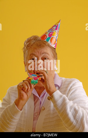 Senior Woman Partyhut; Regina Saskatchewan, Kanada Stockfoto