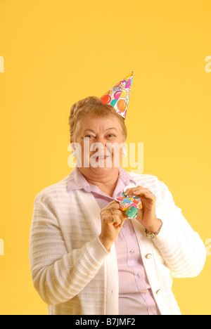 Senior Woman Partyhut; Regina Saskatchewan, Kanada Stockfoto